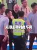 比赛中多名海港球员踩踏申花元素标志，后续女记者劝阻时被打🫠