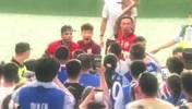 球迷实拍上海德比赛后：武磊在申花球迷面前秀各种表情包